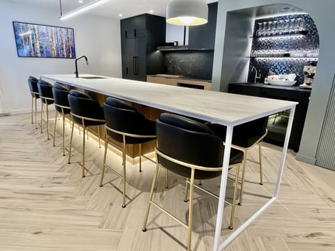 Entertainers dream kitchen seats up to 8ppl at the 14ft heated island.   