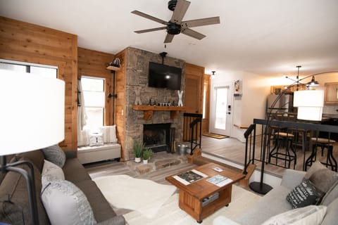 Open layout to enjoy company between the living room & kitchen