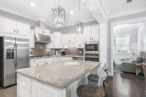 Beautiful Open Kitchen!!