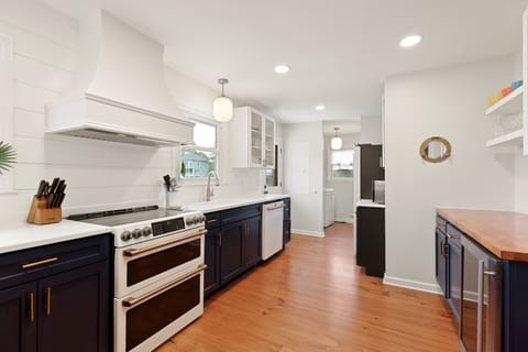 Modern Kitchen, Fully Renovated, High-End Appliances