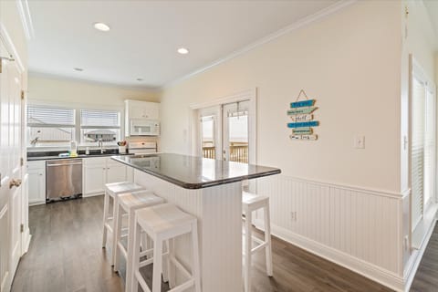 House, 6 Bedrooms | Private kitchen | Fridge, oven, stovetop, coffee/tea maker