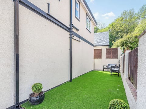 Sitting-out-area | Capel Y Ffynnon, Bryn Pydew