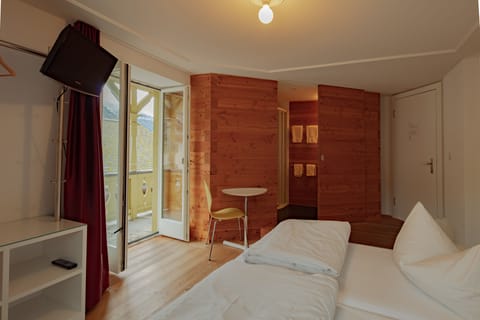 Comfort Double or Twin Room | Hypo-allergenic bedding, desk, free WiFi, bed sheets