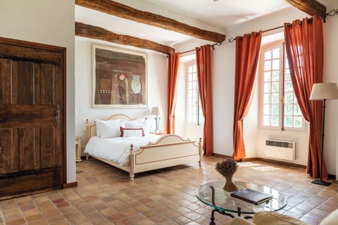 Classic Suite | Premium bedding, in-room safe, desk, free WiFi