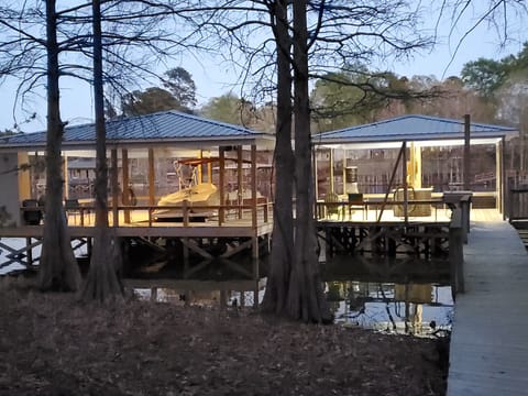docks
