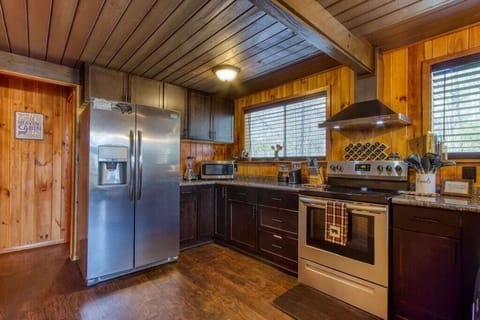 Honey Bear Slopes' fully equipped kitchen