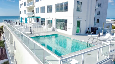 Directly on Clearwater Beach -The Rooftop Pool - heated with bar area