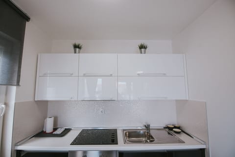 Deluxe Studio, Non Smoking, Pool Access | Private kitchen | Electric kettle, paper towels