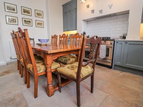 Cottage | Private kitchen | Fridge, dishwasher, electric kettle, toaster