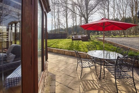 The Arches Cottage, Brotton - Host & Stay