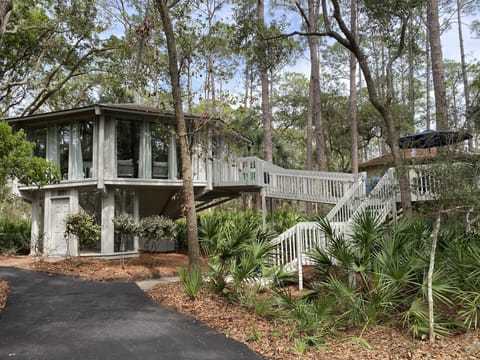Your own treehouse an amazing deck to enjoy the wildlife and dine al fresco!