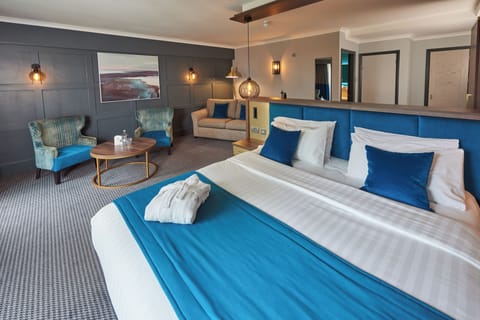 Junior Suite | Egyptian cotton sheets, premium bedding, pillowtop beds, desk