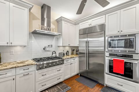 Full Kitchen 1
