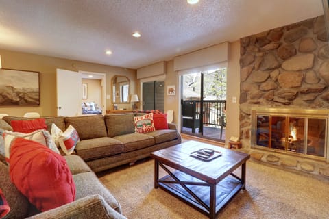 Condo, 3 Bedrooms | Living area