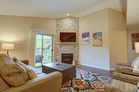 Condo, 2 Bedrooms | Living area