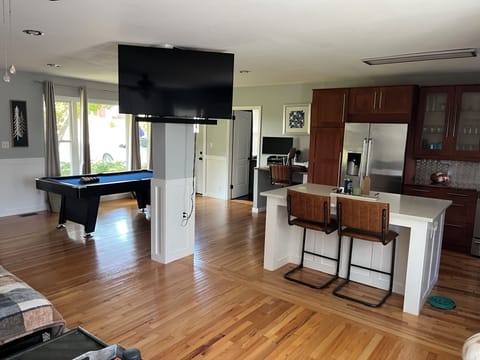 Rotating TV with internet. Local channels and plenty of movie apps.