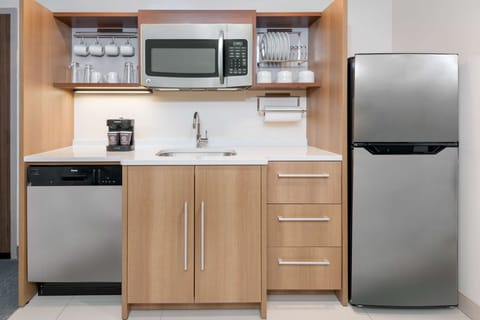 Full-size fridge, microwave, dishwasher, coffee/tea maker