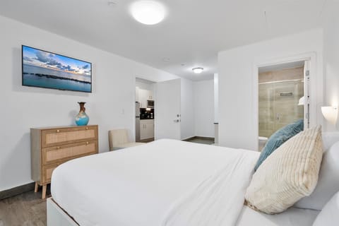 Deluxe Suite | Premium bedding, in-room safe, individually furnished, desk