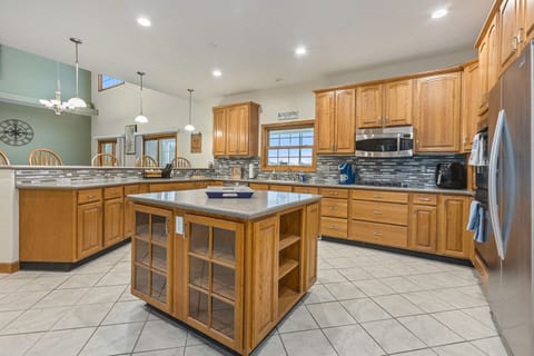 2 ovens, air fryer, toaster, Keurig all available for use