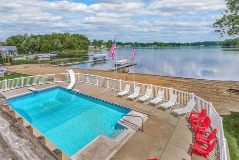 9’ Deep saltwater pool with plenty of chairs, tables, and grill!Pontoon for rent