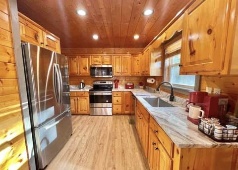 Fully-Stocked Kitchen: AirFryer,Elec.Griddle,CrockPot,K-cup/drip coffee,Blender 