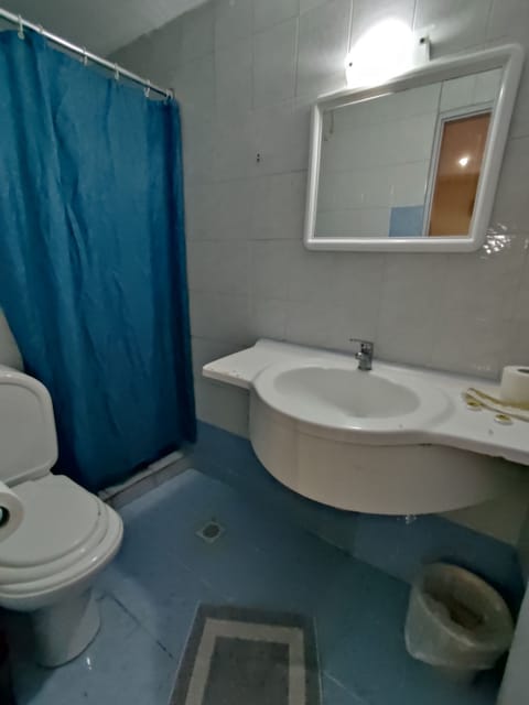 Basic Double Room | Bathroom | Shower, rainfall showerhead, towels