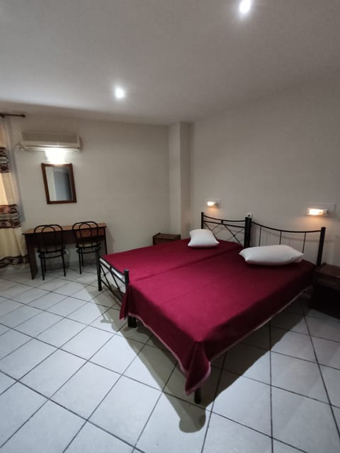 Basic Double Room | Desk, free WiFi, bed sheets