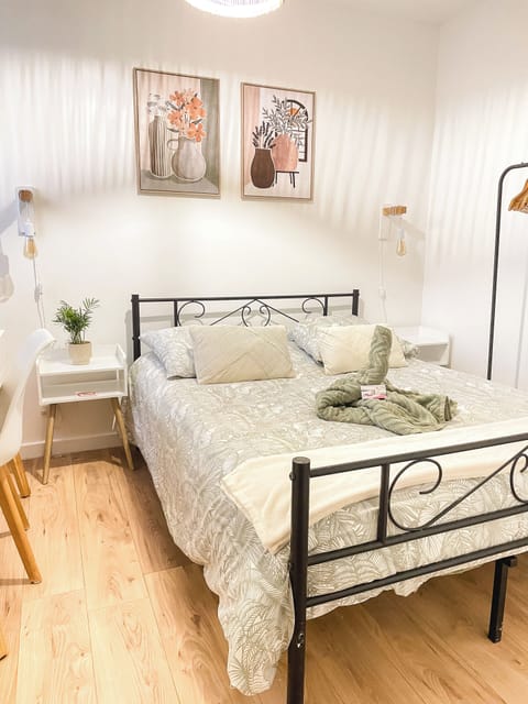 Bright room with large comfortable bed (1)