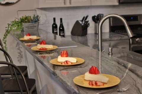 Enjoy dessert together at the bar counter!