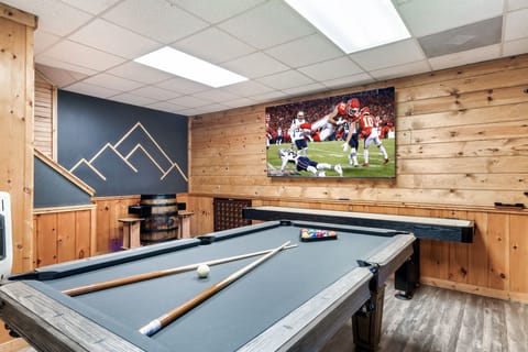 Game Room - 85" Roku TV, NEW Pool Table, Multicade, Shuffleboad, Connect 4