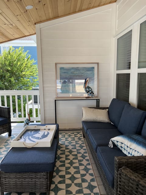 Outdoor living room seats 8