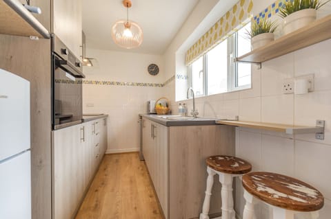 Cottage | Private kitchen | Fridge, dishwasher, electric kettle, toaster