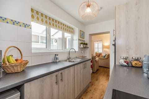 Cottage | Private kitchen | Fridge, dishwasher, electric kettle, toaster