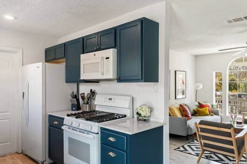 Kitchen w Stove & Oven