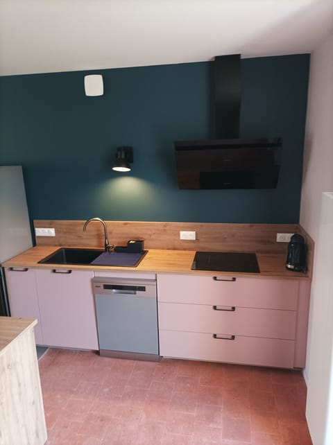 Comfort Apartment, Garden View | Shared kitchen | Highchair