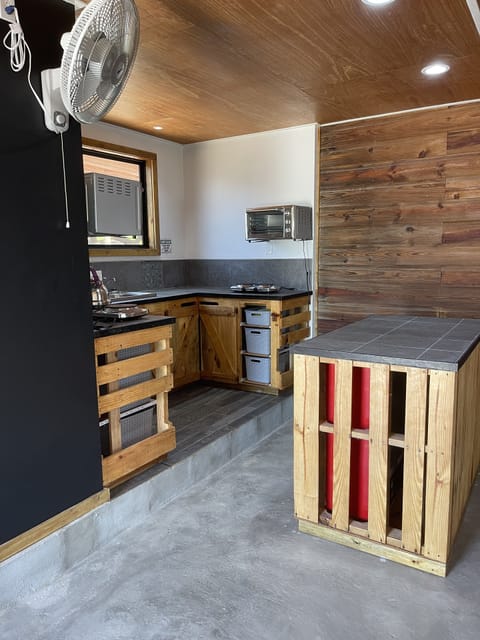 Fridge, oven, stovetop, blender