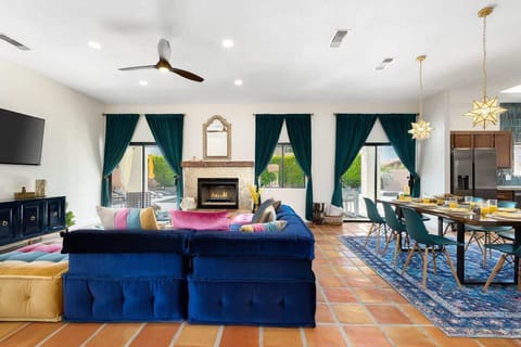 Natural gas fire place. Large common area for entertaining. Seating for 13