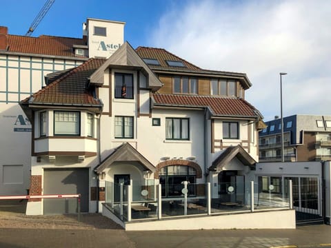 Water, Sky, Building, Azure, Mountain, Tree, Architecture, Body Of Water, Lake, Neighbourhood