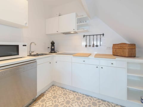 Water, Sky, Building, Azure, Mountain, Tree, Architecture, Body Of Water, Lake, Neighbourhood