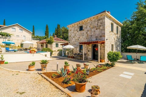 House (Four Bedroom Holiday Home with Swimmi) | Exterior