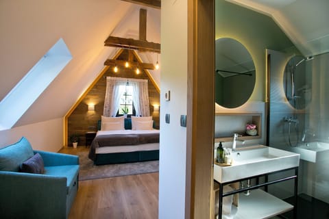 Royal Double Room | Bathroom | Shower, free toiletries, hair dryer, heated floors