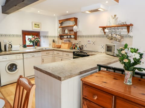 Cottage | Private kitchen | Fridge, dishwasher, electric kettle, toaster