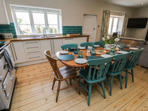 Cottage | Private kitchen | Fridge, dishwasher, electric kettle, toaster