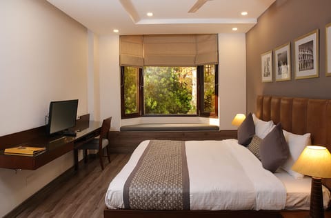 Executive Suite, Non Smoking | 1 bedroom, premium bedding, down comforters, minibar