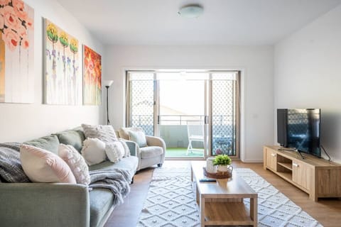 [Living Room] In this large, bright and airy open lounge, it has a large TV where you can enjoy streaming your favourite movies from Netflix while relaxing on comfortable sofa.