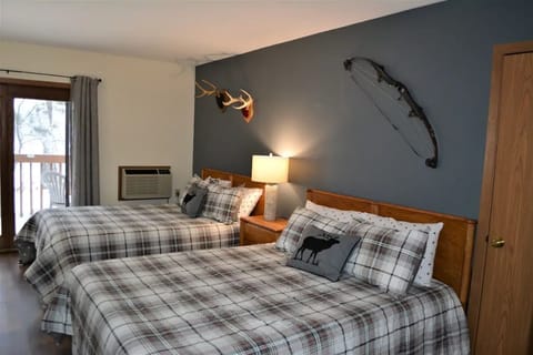 2 queen beds
