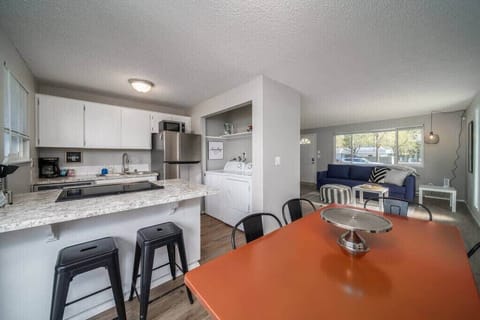 #StayinMyDistrict #bookdirect #StayInMyDistrictVancouver #StayInMyDisctricy Vancouver Near Shopping & Dining