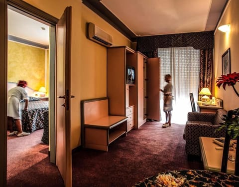 Suite | Minibar, in-room safe, desk, cribs/infant beds