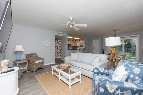 Nice comfortable, cozy, open design, very new and very clean 2 bedroom 1 bath