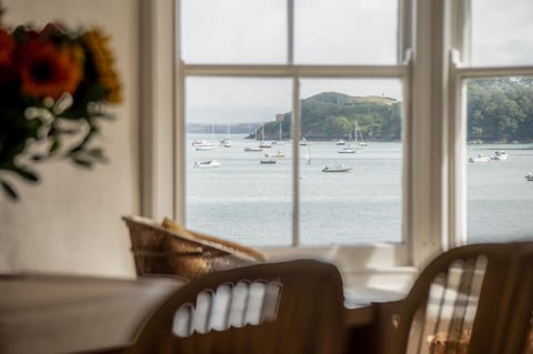 Cottage (2 Bedrooms) | Living area | 32-inch Smart TV with cable channels, TV, fireplace